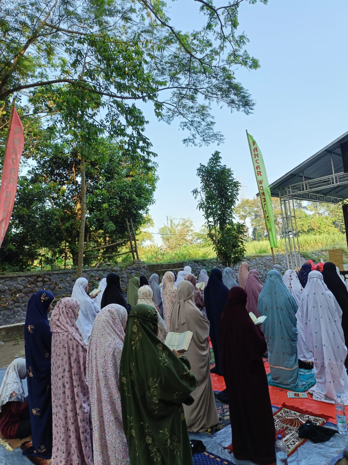 SHOLAT BERJAMAAH DI ACARA PERKEMAHAN MENYAMBUT MPLS SISWI SMP HAMALATUL QURAN RINGINAGUNG